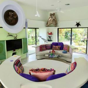 een woonkamer met een bank en een tafel bij Unique Art & Nature Hideaway Walk to Wilton Drive in Fort Lauderdale