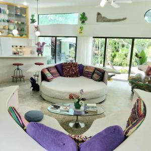 een woonkamer met een bank en een tafel bij Unique Art & Nature Hideaway Walk to Wilton Drive in Fort Lauderdale