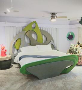 een slaapkamer met een groot bed met een groot hoofdeinde bij Unique Art & Nature Hideaway Walk to Wilton Drive in Fort Lauderdale