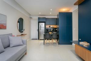 a living room with a couch and a kitchen at Confortável Studio com 46,72m² in Florianópolis