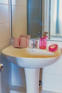 拉塞雷納的住宿－Carihome，浴室水槽、镜子和粉红色物品