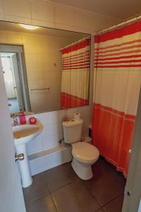 拉塞雷納的住宿－Carihome，一间带卫生间和水槽的浴室
