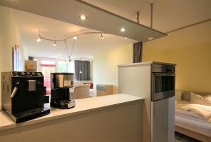 フュッセンにあるFerienwohnung Panoramablickのキッチン(冷蔵庫付)、ベッド1台が備わる客室です。