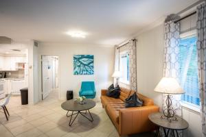 フォート・ローダーデールにあるWalk to Wilton Drive - Spacious & Quiet Villa #1のソファとテーブル2つがあるリビングルーム