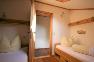 1 dormitorio con 2 literas y puerta en Alpenliebe en Alterschrofen