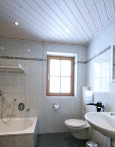 Bilik mandi di Ferienwohnung Romi