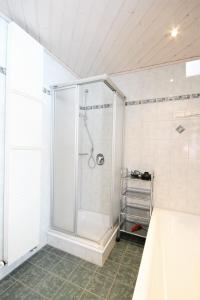 een witte badkamer met een douche in de kamer bij Ferienwohnung Romi in Pfronten
