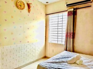 Postel nebo postele na pokoji v ubytování Trung hoa HOTEL