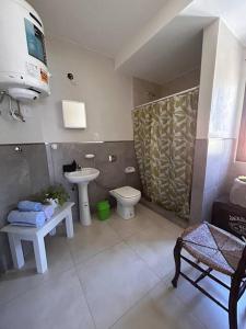 uma casa de banho com um WC e um lavatório em Alojamiento Céntrico em Posadas