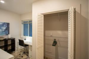 un armadio aperto in un ufficio con scrivania di Walk to Wilton Drive - Spacious & Quiet Villa #2 HOT TUB! a Fort Lauderdale