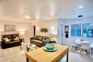 un soggiorno con un divano e un tavolo di Walk to Wilton Drive - Spacious & Quiet Villa #2 HOT TUB! a Fort Lauderdale Altre 19 foto
