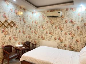 Postel nebo postele na pokoji v ubytování Trung hoa HOTEL