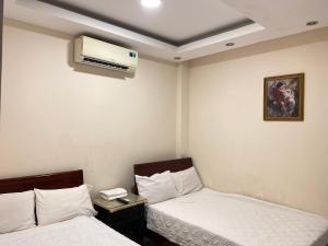 Postel nebo postele na pokoji v ubytování Trung hoa HOTEL