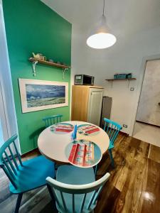 Trieste Panoramico في ترييستي: غرفة طعام مع طاولة وكراسي زرقاء
