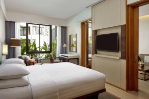 Courtyard by Marriott Bali Seminyak Resort的电视和/或娱乐中心