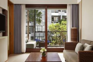 Courtyard by Marriott Bali Seminyak Resort的休息区