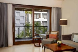 Courtyard by Marriott Bali Seminyak Resort的休息区