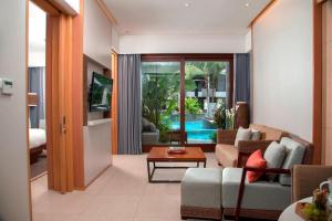 Courtyard by Marriott Bali Seminyak Resort内部或周边的泳池