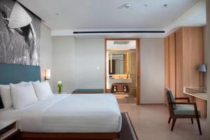 Courtyard by Marriott Bali Seminyak Resort客房内的一张或多张床位