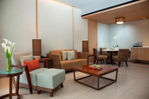 Courtyard by Marriott Bali Seminyak Resort的休息区