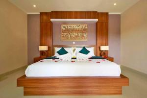 een slaapkamer met een groot wit bed en 2 lampen bij Ubud City 2BR Private Pool Villa in Ubud in Ubud