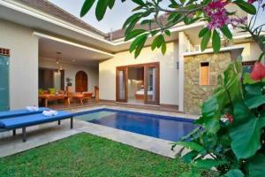 - une piscine dans l'arrière-cour d'une maison dans l'établissement Ubud City 2BR Private Pool Villa in Ubud, à Ubud