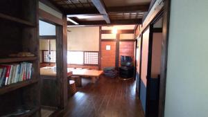 przedpokój z pokojem ze stołem i telewizorem w obiekcie Matsunokitei Irori w mieście Otari