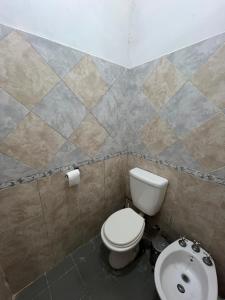 uma casa de banho com um WC e um lavatório em Chalet en YB em Yerba Buena
