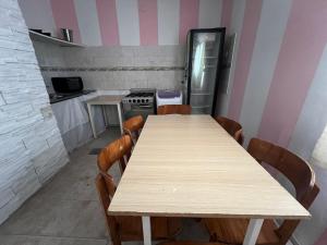 Chalet en YB في يربا بوينا: مطبخ مع طاولة خشبية وثلاجة