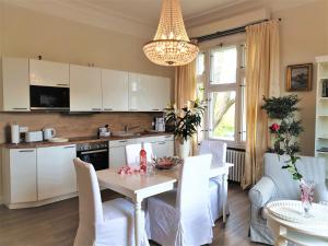een keuken en eetkamer met een tafel en stoelen bij fewo1846 - Suite Royal Museumsberg in Flensburg