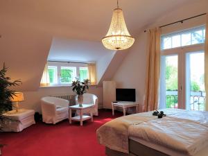 een slaapkamer met een groot bed en een kroonluchter bij fewo1846 - Suite Royal Museumsberg in Flensburg