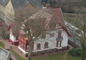een uitzicht op een groot wit huis bij fewo1846 - Suite Royal Museumsberg in Flensburg