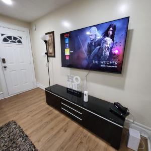 uma sala de estar com uma televisão de ecrã plano na parede em Z & Z apartment em Newark