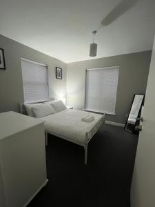 Ένα ή περισσότερα κρεβάτια σε δωμάτιο στο 2 Bedroom Ground Floor Apartment