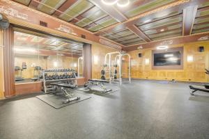 un gimnasio con varias máquinas de correr en una habitación en CozySuites - 2BR with Direct Skybridge Access #11 en Indianápolis
