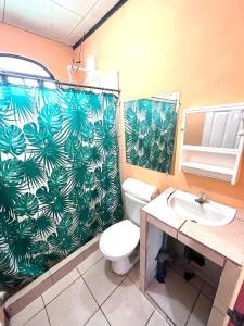 łazienka z toaletą i umywalką w obiekcie Apartamentos HJJ N 2 w mieście Puerto Limón