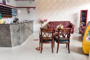 restauracja ze stołem, krzesłami i kanapą w obiekcie Gran Hotel Canada w mieście Santa Cruz de la Sierra