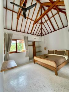 um quarto com uma cama e uma ventoinha de tecto em Karyana Apartment em Kuta Lombok