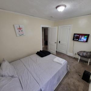 - une chambre avec un lit et une télévision à écran plat dans l'établissement Z & Z apartment, à Newark