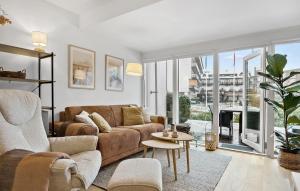 uma sala de estar com um sofá e uma grande janela em Stunning Apartment In Helsingr With Lake View em Helsingor