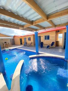 uma grande piscina numa casa em Villa Bellevue em San Felipe de Puerto Plata