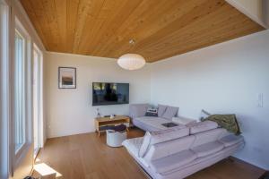 TV a/nebo společenská místnost v ubytování Ocean Cliff