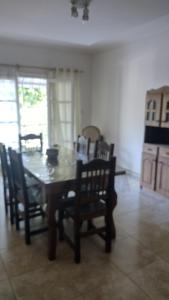 - une salle à manger avec une table et des chaises en bois dans l'établissement Como en casa, à Mendoza