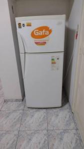 - un réfrigérateur blanc dans l'angle de la chambre dans l'établissement Como en casa, à Mendoza