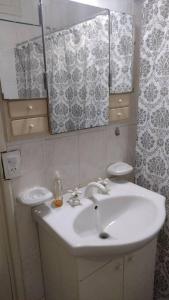La salle de bains est pourvue d'un lavabo et d'un miroir. dans l'établissement Como en casa, à Mendoza