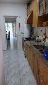 - une cuisine avec un évier et un comptoir dans l'établissement Como en casa, à Mendoza