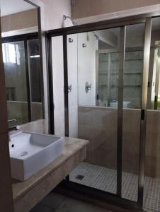 La salle de bains est pourvue d'un lavabo et d'une douche. dans l'établissement Flamingo Plus Ocean View, à Cancún