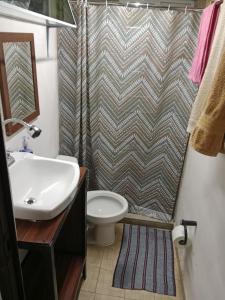 y baño con lavabo, aseo y ducha. en Las escondidas, en Pueblo Nuevo