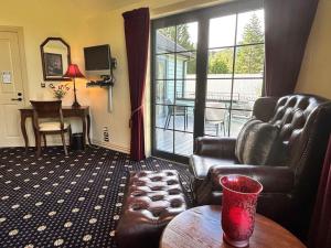 uma sala de estar com um sofá e uma mesa em Fontainebleau Luxury B&B em Hanmer Springs