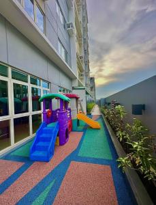 um parque infantil com um comboio na lateral de um edifício em Magen's Place em Bacolod